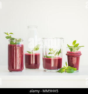 Matin frais smoothie betterave ou de jus dans les verres, récolte carrés Banque D'Images