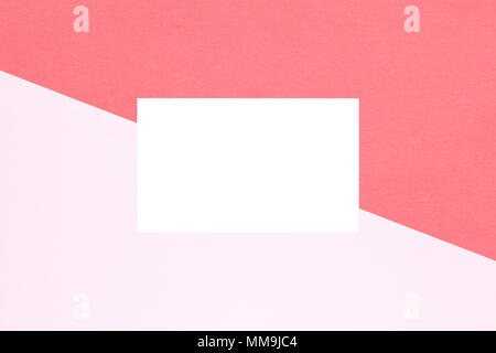 Carte blanche à blanc sur papier de couleur rose pastel blanc de la minimal rétro arrière Banque D'Images