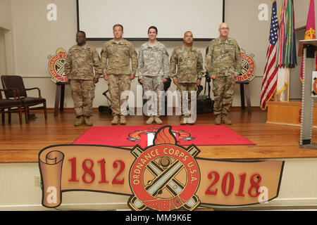 L'Adjudant-chef de l'armée américaine Norman 5 mai (extrême droite), commande le Sgt. Le Major Terry Burton (à droite), et le brigadier. Le général David Wilson (à gauche) bienvenue cette année, les concurrents le s.. Adam Ritter (à gauche) et de la CPS. William Helms (centre) lors de la cérémonie d'ouverture de l'équipe de neutralisation de l'année à Fort A.P. Hill, en Virginie, le 10 septembre, 2017. L'US Army Ordnance creuset est un concours en trois parties, composé de l'Point d'attente de transfert de munitions (ATHP) Équipe de l'année, la lutte contre l'équipe de réparation (CRT) de l'équipe de l'année, et la neutralisation des explosifs et munitions (NEM) de l'équipe de l'année. (U.S. Photo de l'armée par la FPC. Kyara Agu Banque D'Images