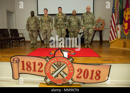 L'Adjudant-chef de l'armée américaine Norman 5 mai (extrême droite), commande le Sgt. Le Major Terry Burton (à droite), et le brigadier. Le général David Wilson (extrême gauche) congradulates cette année, la première place concurrents Le s.. Adam Ritter (à gauche) et de la CPS. William Helms (centre) au cours de la cérémonie de clôture de l'équipe de neutralisation de l'année à Fort A.P. Hill, en Virginie, le 10 septembre, 2017. L'US Army Ordnance creuset est un concours en trois parties, composé de l'Point d'attente de transfert de munitions (ATHP) Équipe de l'année, la lutte contre l'équipe de réparation (CRT) de l'équipe de l'année, et la neutralisation des explosifs et munitions (NEM) de l'équipe de l'année. (U.S. Photo de l'armée Banque D'Images