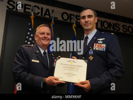 Le lieutenant général Brad Webb (à gauche), commandant de l'Air Force Special Operations Command, présente le major Jacob Duff, directeur de la planification à long terme avec Air Force Special Operations Command, avec la Distinguished Flying Cross à Hurlburt Field, en Floride, le 8 septembre 2017. Duff était une partie instrumentale d'une mission pendant son déploiement en 2014, au cours de laquelle il a fourni pour un ravitaillement en vol, de prévenir la formation d'hélicoptères des forces amies d'être forcé de faire des atterrissages d'urgence en territoire hostile. Le DFC est décerné pour réalisations exceptionnelles ou héroïque en vol et peut être attribué à un agent ou à l'enrôlement memb Banque D'Images