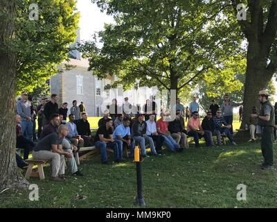 Marines avec 2e Groupe des affaires civiles, l'Administration centrale de la Force de Réserve des Forces maritimes, de groupe, d'écouter un gardien de parc offrant un aperçu historique de la bataille de Cedar Creek, la dernière bataille de l'Union Général Sheridan's 1864 campagne Shenandoah, au cours de la récente journée de l'unité 3 de l'exercice grâce à la bataille de Shenandoah Valley, en Virginie, le 9 septembre 2017. Au cours d'un arrêt à Belle Grove Plantation, qui a servi de siège de Sheridan, les Marines ont appris à propos de l'économie et des habitants de Shenandoah, fournir un contexte pour les Marines aient pris en compte l'environnement civil que les troupes de Sheridan Banque D'Images