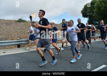 Les membres du service, les conjoints, les amis et bénévoles de Los Angeles Air Force Base et toutes les branches de l'armée a participé à une réception ouverte 24h relais à souvenir et d'honorer ceux qui ont été retenues en captivité, ou sont toujours portées disparues et disparues en temps de conflit armé, 14 et 15 septembre. La flamme a été effectuée par des équipes de coureurs à travers le Vincent Thomas Bridge, le long du front de mer à San Pedro, les Palos Verdes Nord, Redondo Beach, Hermosa Beach, Manhattan Beach, El Segundo, conclure avec toute la nuit, exécuter le flambeau autour de la piste de jogging qui encercle la Schriever Banque D'Images