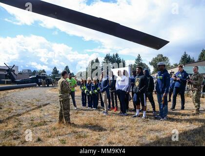 170920-N-VH385-261 JOINT BASE LEWIS MCCHORD-, Washington (septembre 1994). 19, 2017) Les membres des Seahawks de Seattle ont bénéficié d'une visite guidée d'un hélicoptère CH-47 Chinook au cours du 6e congrès annuel de l'USAA cérémonie de passation de commandement à Joint Base Lewis-McChord. Cette année, les Seattle Seahawks et USAA présenté l'Armée's 1st Special Forces Group avec le 12ième homme Drapeau, après une saison de transport du nord-ouest de la région marine de drapeau. (U.S. Photo par marine Spécialiste de la communication de masse 2e classe Wyatt L. Anthony) Banque D'Images