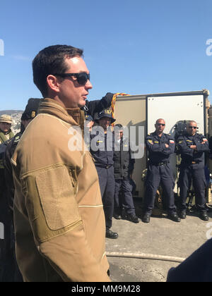 170913-N-UB685-0001 Viña del Mar, Chili (September 13th, 2017) Marine Diver 2e classe Lyle Frank, un superviseur affecté à la plongée sous-marine et de l'unité mobile de récupération, l'un effectue un compte-rendu de plongée lors d'un échange d'experts en la matière avec les plongeurs de la Marine chilienne de Partida Salvataje Cinco, à l'appui de Partenariat Sud Gare 17 (SPS 17). 17 SPS est un déploiement de la Marine américaine exécuté par le Commandement Sud des forces navales des États-Unis/U.S. 4e Flotte, axée sur les échanges d'experts en la matière avec les armées et les nations partenaires des forces de sécurité en Amérique centrale et du Sud. (U.S. Photo par hôpital Corpsma marine Banque D'Images