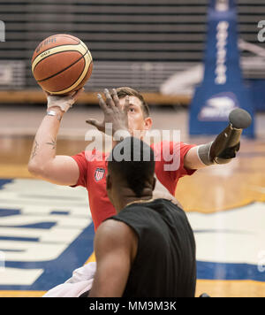 Le sergent vétéran du Corps des Marines. Mike Nicholson tire sur le Sgt vétéran SOCOM. RJ Anderson dans le basket-ball en fauteuil roulant que l'équipe des Etats-Unis pour l'Invictus trains Jeux à l'Université Hofstra, à New York, le 20 septembre 2017. L'Invictus Games, établi par le prince Harry en 2014, rassemble des blessés et les anciens combattants blessés de 17 nations pour 12 événements sportifs adaptative, y compris l'athlétisme, le basket-ball en fauteuil roulant, rugby en fauteuil roulant, la natation, le volleyball assis, et nouveaux pour le jeux 2017, golf. (DoD photo par Roger L. Wollenberg) Banque D'Images