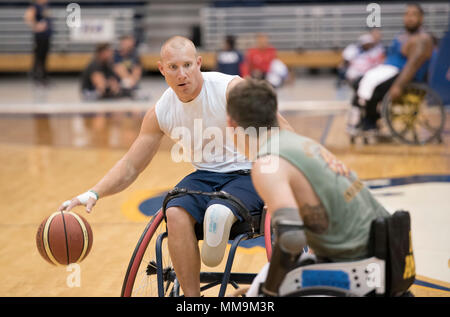 Air Force Tech. Le Sgt. Ben Seekel durs contre le sergent vétéran du Corps des Marines. Mike Nicholson dans le basket-ball en fauteuil roulant que l'équipe des Etats-Unis pour l'Invictus trains Jeux à l'Université Hofstra, à New York, le 20 septembre 2017. L'Invictus Games, établi par le prince Harry en 2014, rassemble des blessés et les anciens combattants blessés de 17 nations pour 12 événements sportifs adaptative, y compris l'athlétisme, le basket-ball en fauteuil roulant, rugby en fauteuil roulant, la natation, le volleyball assis, et nouveaux pour le jeux 2017, golf. (DoD photo par Roger L. Wollenberg) Banque D'Images