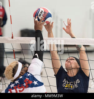 Vétéran de l'armée SSgt. Bobby Green vétéran armée batailles SSgt. Randi Gavell en volleyball assis comme nous l'équipe s'entraîne pour l'Invictus Jeux à l'Université Hofstra, à New York, le 20 septembre 2017. L'Invictus Games, établi par le prince Harry en 2014, rassemble des blessés et les anciens combattants blessés de 17 nations pour 12 événements sportifs adaptative, y compris l'athlétisme, le basket-ball en fauteuil roulant, rugby en fauteuil roulant, la natation, le volleyball assis, et nouveaux pour le jeux 2017, golf. (DoD photo par Roger L. Wollenberg) Banque D'Images