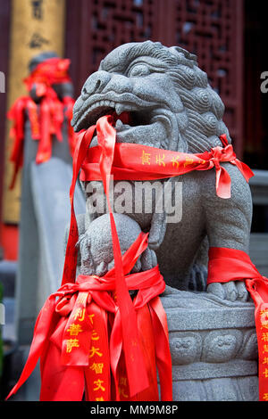 Chine.Shanghai : temple du Bouddha de Jade. Sculpture Dragon Banque D'Images