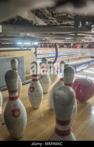 La 13e compétition annuelle de bowling Kadena Special Olympics a eu lieu le 16 septembre 2017 à Enagic Bowl, Okinawa, comme événement clé d'ouverture du programme Kadena Special Olympics. L'image d'archive documente une balle de bowling frappant des épingles lors de la compétition organisée par l'équipe Kadena pour les participants ayant des besoins spéciaux. Banque D'Images