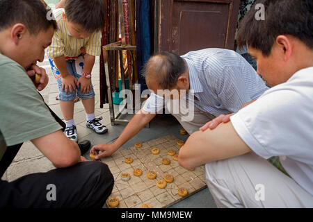 Chine.Shanghai : Les hommes jouent Xiangqi (Échecs Chinois) dans la région de Fangbang Road Banque D'Images