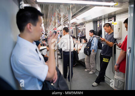 Chine.Shanghai : metro. Nº de ligne 2, location Banque D'Images
