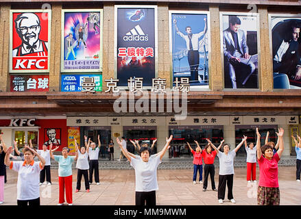 Chine.Shanghai : tôt le matin des exercices de tai chi sur Nanging Road est la rue commerçante principale. Banque D'Images