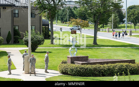Quatre membres de l'équipe de stand Dover vigilants à la base comme un poteau indicateur groupe de coureurs nationaux jog par eux au cours de prisonnier de guerre et des disparus en action Journée de reconnaissance le 15 septembre 2017, sur la base aérienne de Dover, Delaware en marche et debout dans les changements, 343 coureurs ont participé à une course de 24 heures et s'établit à 236 le pôle du pavillon dans le cadre de la journée de reconnaissance des événements. (U.S. Air Force photo de Roland Balik) Banque D'Images