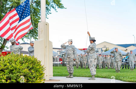 Les membres de la Dover Air Force Base inférieure de la garde d'honneur le drapeau des États-Unis au cours de la National prisonnier de guerre et disparus au combat de la cérémonie de la Journée de reconnaissance le 15 septembre 2017, sur la base aérienne de Dover, Delaware Les noms de 178 militaires de tombé guerres et conflits qui ont été rapatriés au cours de la dernière année ont été lus par six membres des Forces armées du système de médecin légiste au cours de la cérémonie. (U.S. Air Force photo de Roland Balik) Banque D'Images