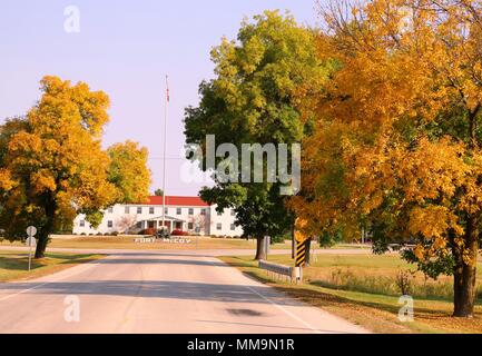 Fort McCoy est un important centre d'entraînement de l'armée américaine situé dans le comté de Monroe, Wisconsin. L'image d'archive enregistre le changement saisonnier de couleur des feuilles parmi les frênes bordant une route près des installations administratives au cours de l'automne 2017, illustrant les conditions environnementales dans une installation militaire active. Banque D'Images