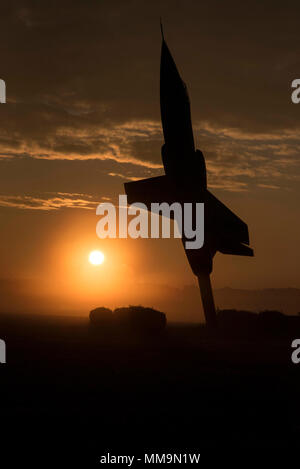 DAYTON, Ohio -- Un lever tôt le matin avec un Lockheed F-104 Starfighter sur l'affichage en face du Musée national de l'US Air Force le 15 septembre 2017. Le Musée National de la Force aérienne des États-Unis recueille, conserve, étudie, interprète et présente l'Armée de l'air histoire, patrimoine et traditions, ainsi que la mission d'aujourd'hui à voler, combattre et gagner ... dans l'air, l'espace et le cyberespace pour un public international grâce à des expositions, activités pédagogiques, programmes spéciaux, et l'intendance de la collection historique nationale. (U.S. Air Force photo de Ken LaRock) Banque D'Images