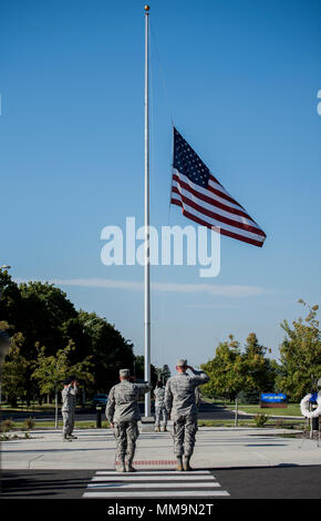 Le Colonel Ryan Samuelson, 92e Escadre de ravitaillement en vol, et le colonel Scot The Heathman, 92e vice-commandant ARW, saluer le drapeau américain lors d'une cérémonie de retraite le 11 septembre 2017, 11 septembre, à Fairchild Air Force Base, à Washington. Fairchild a organisé une retraite d'équipe cérémonie pour commémorer les 2 977 victimes dont 415 membres du personnel de la sécurité publique, qui ont péri dans les événements du 11 septembre 2001. (U.S. Air Force photo/Senior Airman Sean Campbell) Banque D'Images