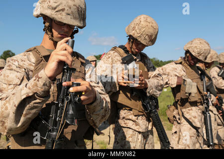 Les recrues du Corps des Marines des États-Unis avec Golf Company, 2e Bataillon, Régiment d'entraînement des recrues, effectuer un contrôle des armes au cours Tableau 2 pratiques à la ville de Hue sur gamme Marine Corps Recruter Depot, Parris Island, S.C., le 14 septembre 2017. Déposer deux qualification avec le fusil M16 recrute enseigne à comprendre le système d'armes nucléaires afin de garder avec le concept 'Chaque fusilier marin'. (U.S. Marine Corps photo par Lance Cpl. Sarah Stegall/libérés) Banque D'Images