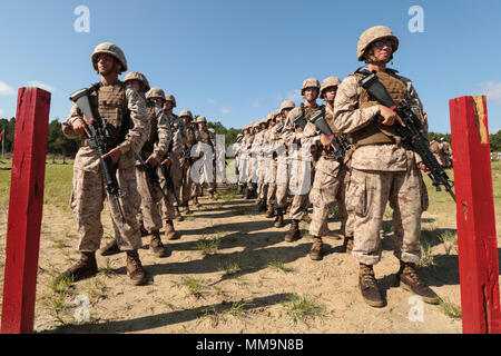 Les recrues du Corps des Marines des États-Unis avec Golf Company, 2e Bataillon, Régiment d'entraînement des recrues, attendre que des munitions pendant le tableau 2 pratiques à la ville de Hue sur Marine Corps Recruter Depot, Parris Island, S.C., le 14 septembre 2017. Déposer deux qualification avec le fusil M16 recrute enseigne à comprendre le système d'armes nucléaires afin de garder avec le concept 'Chaque fusilier marin'. (U.S. Marine Corps photo par Lance Cpl. Sarah Stegall/libérés) Banque D'Images