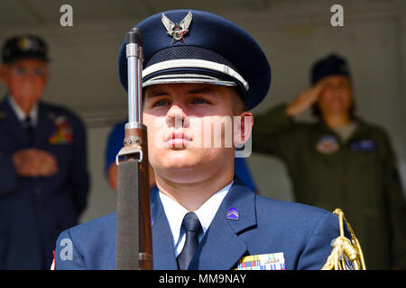 La présentation du fusil de garde d'honneur ROTC Junior de l'Air Force est un exercice cérémonial effectué par les cadets de l'école secondaire inscrits dans le programme du corps de formation des officiers de réserve juniors de l'US Air Force. L'image d'archive enregistre un mouvement manuel de fusil lors d'une célébration d'anniversaire de service au Freedom Park à Valdosta, en Géorgie. Banque D'Images