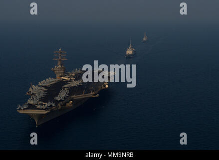 Le Golfe Arabique (sept. 19, 2017) Le porte-avions USS Nimitz (CVN 68), gauche, le destroyer de la marine française FS Auvergne (D654), au milieu, et la marine française destroyer de défense aérienne FS Jean Bart (D615) réaliser un groupe de formation de la voile, le 19 septembre 2017, dans le golfe Arabo-Persique. Nimitz est déployée dans la 5e flotte américaine zone d'opérations dans le cadre de l'opération inhérents résoudre. Alors que dans cette région, le navire et d'attaque mènent des opérations de sécurité maritime pour rassurer les alliés et les partenaires, de préserver la liberté de navigation, et de maintenir la libre circulation du commerce. (U.S. Photo de la marine par la communication de masse Banque D'Images