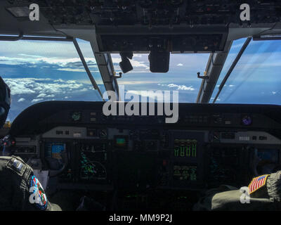 HC-144 pilotes à bord d'un avion de Sentry Ocean Coast Guard Air Station Miami effectuer un vol pendant un ouragan Maria l'évaluation des dommages sur le chemin de Puerto Rico, jeudi, 21 septembre 2017 (U.S. Photo de la Garde côtière par Maître de 1re classe Michael De Nyse) Banque D'Images