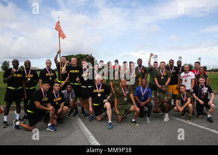 Service des États-Unis ont participé à la séance inaugurale # BeThereOkinawa Service Commun Warrior défi comme une partie de mois de la prévention du suicide à Kadena Air Base, Okinawa, Japon, le 22 septembre 2017. Marines, soldats, marins et aviateurs ont concouru en équipe dans des défis physiques et mentaux durant la rencontre, tout en apprenant sur la prévention du suicide et la santé mentale des militaires et anciens combattants. (U.S. Marine Corps photo par le Sgt. Tiffany Edwards) Banque D'Images