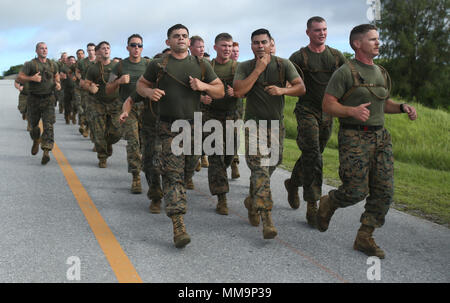 Avec l'acquisition de cibles marines peloton, 12e Régiment de Marines, participer à un POW/MIA 5k run mémorial au Camp Hansen, Okinawa, Japon, le 22 septembre 2017. La course a eu lieu à la mémoire des membres qui étaient ou sont encore prisonniers de guerre ou portés disparus. (U.S. Marine Corps photo par Lance Cpl. Christian J. Lopez) Banque D'Images