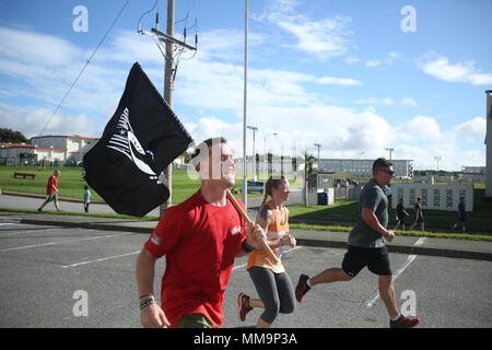 Ryan Sullivan, un magasin associé de Foster's Camp Magasin de vêtements, complète un POW/MIA 5k run mémorial au Camp Hansen, Okinawa, Japon, le 22 septembre 2017. La course a eu lieu en souvenir du service des membres qui étaient ou sont encore POE ou MIA. (U.S. Marine Corps photo par Lance Cpl. Christian J. Lopez) Banque D'Images