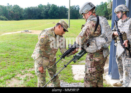 Le s.. Adam Ritter et SPC. William Helms, attribué à la 21e Compagnie de munitions - Armes de destruction massive (ADM) à Kirtland Air Force Base, N.M., ont leurs armes effacé par une zone de sécurité avant de participer à l'effort-shoot lane de la cinquième conférence annuelle du Département de l'armée, des explosifs et des munitions (NEM) de l'équipe de l'année de la concurrence, le 14 septembre à Fort A.P. Hill, en Virginie La semaine de concours fait partie d'une nouvelle initiative de l'US Army Ordnance Corps, appelée l'US Army Ordnance creuset, qui combine les résultats de cette compétition avec deux autres compétitions qui ont été h Banque D'Images