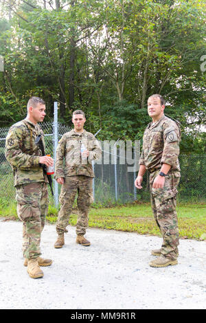 (De gauche) Le Sgt. Austin Murphy, attribué à 744th Ordnance Company, 52e Groupe des explosifs et munitions, SPC. Adam Tibbles, attribué à 720e compagnie d'artillerie, 16e Brigade de maintien en puissance, et le sergent. Adam Ritter, affecté à la 21e Compagnie de munitions - Armes de destruction massive (ADM), 71e Groupe d'artillerie par les pairs, en bas de la route pendant qu'ils attendent des autres concurrents pour terminer un 12-mile ruck mars au cours de la cinquième conférence annuelle du Département de l'armée, des explosifs et des munitions (NEM) de l'équipe de l'année de la concurrence, le 14 septembre à Fort A.P. Hill, en Virginie La semaine de concours fait partie d'une nouvelle initiative de l'U. Banque D'Images