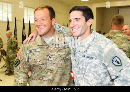 Le s.. Adam Ritter et SPC. William Helms, attribué à la 21e Compagnie de munitions - Armes de destruction massive (ADM) à Kirtland Air Force Base, N.M., posent pour une photo pour commémorer leurs réalisations après avoir reçu la deuxième place dans la cinquième conférence annuelle du Département de l'armée, des explosifs et des munitions (NEM) de l'équipe de l'année, le 15 septembre à Fort A.P. Hill, en Virginie La semaine de concours fait partie d'une nouvelle initiative de l'US Army Ordnance Corps, appelée l'US Army Ordnance creuset, qui combine les résultats de cette compétition avec deux autres compétitions qui ont eu lieu un Banque D'Images