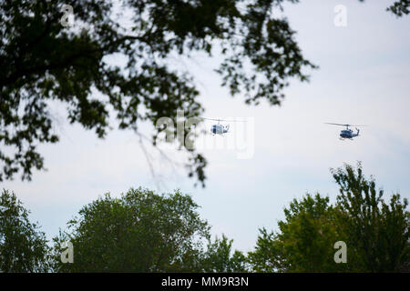 Un survol de deux Huey UH-1N au cours de l'honneur de service Army Air Forces 1st. Le lieutenant Francis Pitonyak au cimetière national d'Arlington, Arlington, Va., 22 Septembre, 2017. Pitonyak, membre de la 36e de chasseurs, 8e Escadron de chasse durant la DEUXIÈME GUERRE MONDIALE, ont disparu en octobre 1943, lors de la détérioration des conditions météorologiques et de visibilité perdu près de Port Moresby, Territoire de Papua. Ses restes ont été identifiés par une équipe de rétablissement de la DPAA en juillet 2016 dans les cabinets dentaires est récupéré d'un accident en Papouasie Nouvelle Guinée. (U.S. Photo de l'armée par Elizabeth Fraser / Arlington National Cemetery / relâché) Banque D'Images