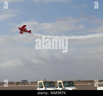 Le "Challenger" Oracle, piloté par Sean D. Tucker, remplit une manœuvre de voltige au cours de la 2017 Marine Corps Air Station Miramar Air Show à bord MCAS Miramar, Californie, 22 septembre. Le thème pour le salon est "un hommage aux anciens combattants du Vietnam" et dispose de plusieurs représentations et affiche reconnaissant les sacrifices des anciens combattants du Vietnam. "Le 2017 MCAS Miramar Air Show permet au public et aux membres actuels de l'occasion pour remercier les anciens combattants de la guerre du Vietnam, a déclaré le Colonel Jason Woodworth, commandant du MCAS Miramar. "Notre objectif est de rappeler les anciens combattants que le pays Banque D'Images