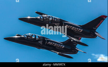 Les Patriotes Jet Team effectue des manoeuvres acrobatiques au cours de la 2017 Marine Corps Air Station Miramar Air Show au MCAS Miramar, Californie, 22 septembre. Le thème pour le salon est "un hommage aux anciens combattants du Vietnam" et dispose de plusieurs représentations et affiche reconnaissant les sacrifices des anciens combattants du Vietnam. "Le 2017 MCAS Miramar Air Show permet au public et aux membres actuels de l'occasion pour remercier les anciens combattants de la guerre du Vietnam, a déclaré le Colonel Jason Woodworth, commandant du MCAS Miramar. "Notre objectif est de rappeler les anciens combattants que le pays s'intéresse à eux et vraiment les valeurs Banque D'Images