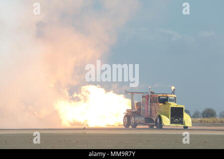 La Shockwave Jet camion traverse la ligne de vol au cours de la 2017 Marine Corps Air Station Miramar Air Show à bord MCAS Miramar, Californie, 22 septembre. Le thème de l'air show est "un hommage aux anciens combattants du Vietnam" et dispose de plusieurs représentations et affiche reconnaissant les sacrifices des anciens combattants du Vietnam. "Le 2017 MCAS Miramar Air Show permet au public et aux membres actuels de l'occasion pour remercier les anciens combattants de la guerre du Vietnam, a déclaré le Colonel Jason Woodworth, commandant du MCAS Miramar. "Notre objectif est de rappeler les anciens combattants que le pays s'intéresse à eux et vraiment les valeurs sac Banque D'Images