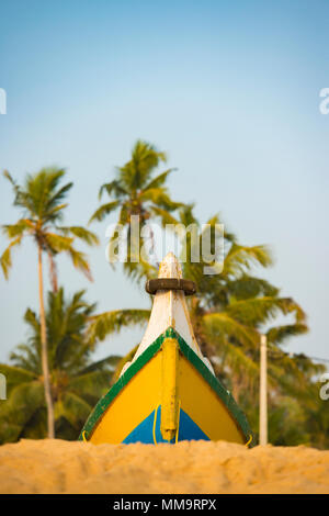 Vue rapprochée de belle couleur et bateau en bois sur la plage. Palmiers dans l'arrière-plan. Varkala plage tropicale, Kerala, Inde. Banque D'Images