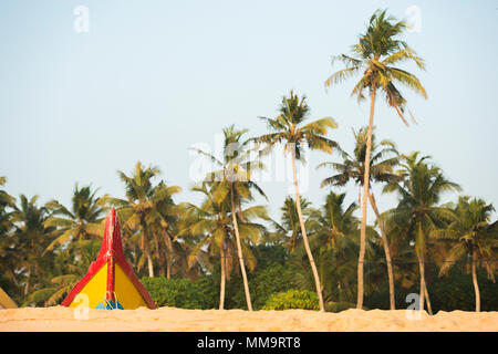 Vue rapprochée de belle couleur et bateau en bois sur la plage. Palmiers dans l'arrière-plan. Varkala plage tropicale, Kerala, Inde. Banque D'Images