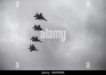 Quatre F-15 Strike Eagles volent au-dessus de la foule à la 2017 Marine Corps Air Station Miramar Air Show au MCAS Miramar, Californie, 22 septembre. Le thème pour le salon est "un hommage aux anciens combattants du Vietnam" et dispose de plusieurs représentations et affiche reconnaissant les sacrifices des anciens combattants du Vietnam. Le salon présente également des participants civils de classe mondiale, les équipes de démonstration de vol militaire, les capacités du groupe de travail air-sol marin et célèbrent notre relation de longue date avec nos voisins de la communauté de San Diego. (U.S. Marine Corps photo par le Cpl. Andi Talbot/libérés) Banque D'Images