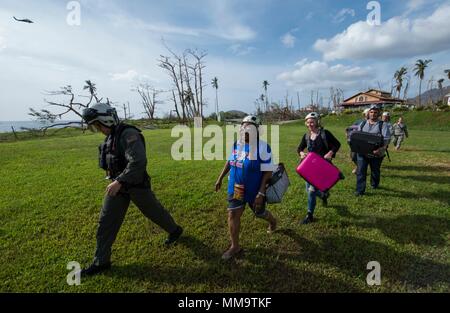 170923-N-BD308-0377 DOMINIQUE (sept. 23, 2017) Aircrewman Naval (hélicoptère) 2e classe Parkinson Logan conduit les étudiants en médecine de l'Université de médecine de Ross dans un Sea Hawk MH-60S pour l'évacuation par hélicoptère de l'île de la Dominique à la suite de l'arrivée de l'Ouragan Maria. Le ministère de la Défense soutient l'Agence des États-Unis pour le développement international (USAID), le principal organisme fédéral, en aidant les personnes touchées par l'Ouragan Maria afin de minimiser la souffrance et est une composante de l'ensemble de l'intervention. (U.S. Photo par marine Spécialiste en communications de masse Banque D'Images