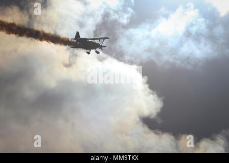 Le "Challenger" Oracle, piloté par Sean D. Tucker, effectue des manoeuvres acrobatiques au cours de la 2017 Marine Corps Air Station Miramar Air Show au MCAS Miramar, Californie, 23 septembre. Le thème pour le salon est "un hommage aux anciens combattants du Vietnam" et dispose de plusieurs représentations et affiche reconnaissant les sacrifices des anciens combattants du Vietnam. Le salon offre également aux visiteurs l'occasion de voir le Corps des Marines, la marine, la Force aérienne, l'armée et les avions civils qui s'étend à 70 ans ainsi que pour les clients permet de prendre un regard direct sur l'équipement tactique du Corps des Marines. (U.S. Marine Corps photo par le Cpl. Andi Talbot Banque D'Images