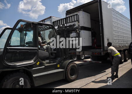 Les porteurs de l'antenne antenne 80e Escadron Port décharger des palettes de fournitures médicales de l'arrière d'un camion à semi-Dobbins Air Reserve Base, Ga, le 21 septembre, 2017. Ces marchandises comprenaient des éléments nécessaires pour construire un hôpital à partir de rien - tout de l'tentes requises pour héberger la structure temporaire de l'équipement médical utilisé pour traiter les patients. (U.S. Air Force photo/Tech. Le Sgt. Kelly Goonan) Banque D'Images