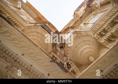 Vue depuis le bas en haut de l'intérieur du fort de Mehrangarh de Jodhpur, Inde. (Mehran Mehrangarh Fort), situé à Jodhpur, Rajasthan, est l'un des t Banque D'Images