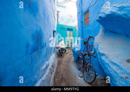 Un vélo et une moto dans une petite ruelle de la ville bleue de Jodhpur, Rajasthan, Inde. Banque D'Images