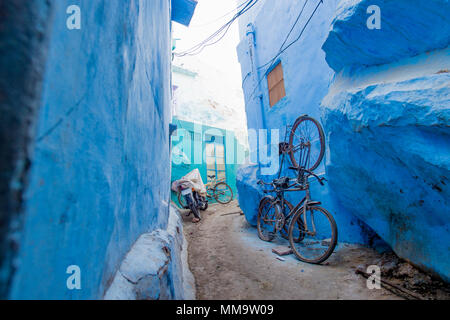 Un vélo et une moto dans une petite ruelle de la ville bleue de Jodhpur, Rajasthan, Inde. Banque D'Images