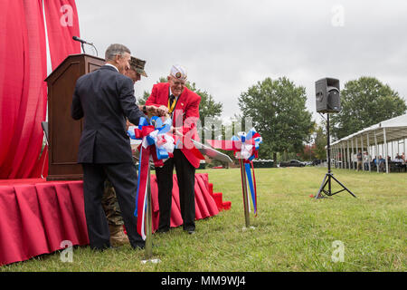 De gauche à droite, le Corps des Marines à la retraite, le général Mike Regner, Commandant national de la Marine Corps League Wendell Webb et le lieutenant-général Robert S. Walsh, commandant général, Marine Corps Combat Development Command, couper un ruban pour ouvrir la journée moderne Exposition militaire Marine Lejeune au champ, Marine Corps Base Quantico, en Virginie, le 19 septembre 2017. Ouvert au public, l'exposition est organisée chaque année pour afficher la progression de l'équipement et de la technologie utilisée pour la Marine moderne de jour. (U.S. Marine Corps photo par Lance Cpl. Cristian L. Ricardo) Banque D'Images