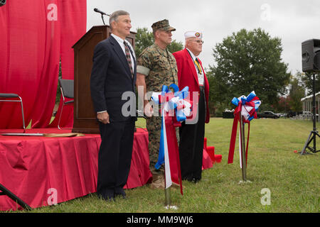 De gauche à droite, le Corps des Marines à la retraite, le général Mike Regner, Commandant national de la Marine Corps League Wendell Webb et le lieutenant-général Robert S. Walsh, commandant général, Marine Corps Combat Development Command, au garde à vous lors de la cérémonie d'aujourd'hui à Marine pour Lejeune, Marine Corps Base Quantico, en Virginie, le 19 septembre 2017. Ouvert au public, l'exposition est organisée chaque année pour afficher la progression de l'équipement et de la technologie utilisée pour la Marine moderne de jour. (U.S. Marine Corps photo par Lance Cpl. Cristian L. Ricardo) Banque D'Images