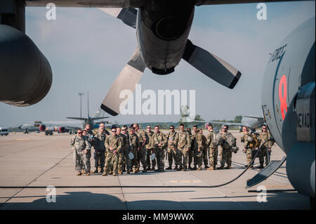 La 105e Compagnie de Police Militaire à Buffalo, New York, la Garde nationale se prépare à voler à partir de la station de la Réserve aérienne de Niagara Falls pour les îles Vierges américaines où ils vont fournir des secours d'ouragan, Niagara Falls, NY, 25 septembre 2017. Plus de 20 membres de la 105e MP Co. chargé de l'équipement et du personnel et ont commencé leur déploiement dans les îles Vierges américaines à venir de plus de soldats battant plus tard dans la semaine. (Photo de la Garde nationale aérienne par le sergent. Ryan Campbell) Banque D'Images