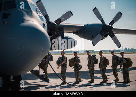 La 152e Airlift Wing, Reno Air National Guard Base, Nevada Air National Guard, est arrivé à la station de la Réserve aérienne de Niagara Falls pour commencer à voler les membres de la 105e Compagnie de Police Militaire à Buffalo, New York, la Garde nationale pour les îles Vierges américaines où ils vont fournir des secours d'ouragan, Niagara Falls, NY, 25 septembre 2017. Plus de 20 membres de la 105e MP Co. chargé de l'équipement et du personnel et ont commencé leur déploiement dans les îles Vierges américaines à venir de plus de soldats battant plus tard dans la semaine. (Photo de la Garde nationale aérienne par le sergent. Ryan Campbell) Banque D'Images